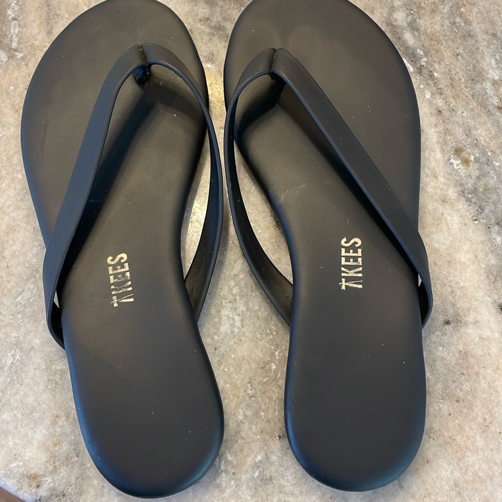TKEES Lily Liner Flip Flops in Black size U.S. 6